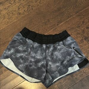 Lululemon tracker shorts gray black 10